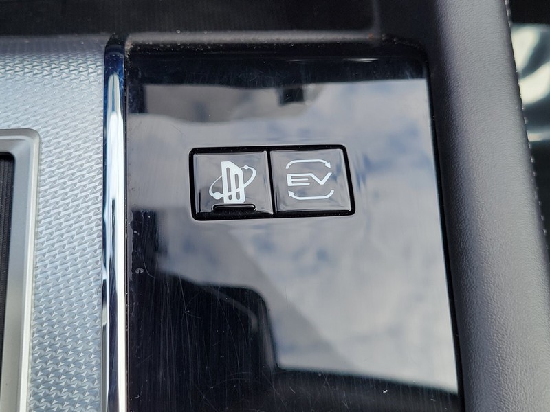 Mitsubishi Outlander PHEV Vehicle Full-screen Gallery Image 24