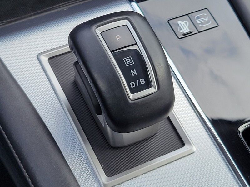 Mitsubishi Outlander PHEV Vehicle Full-screen Gallery Image 28