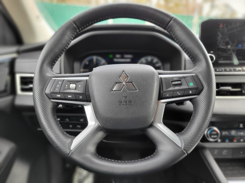 Mitsubishi Outlander PHEV Vehicle Full-screen Gallery Image 29