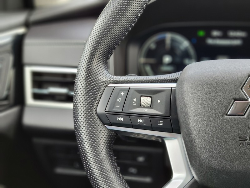 Mitsubishi Outlander PHEV Vehicle Full-screen Gallery Image 30