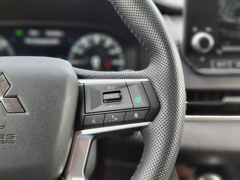 Mitsubishi Outlander PHEV Vehicle Full-screen Gallery Image 31