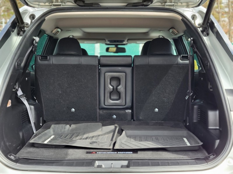 Mitsubishi Outlander PHEV Vehicle Full-screen Gallery Image 33