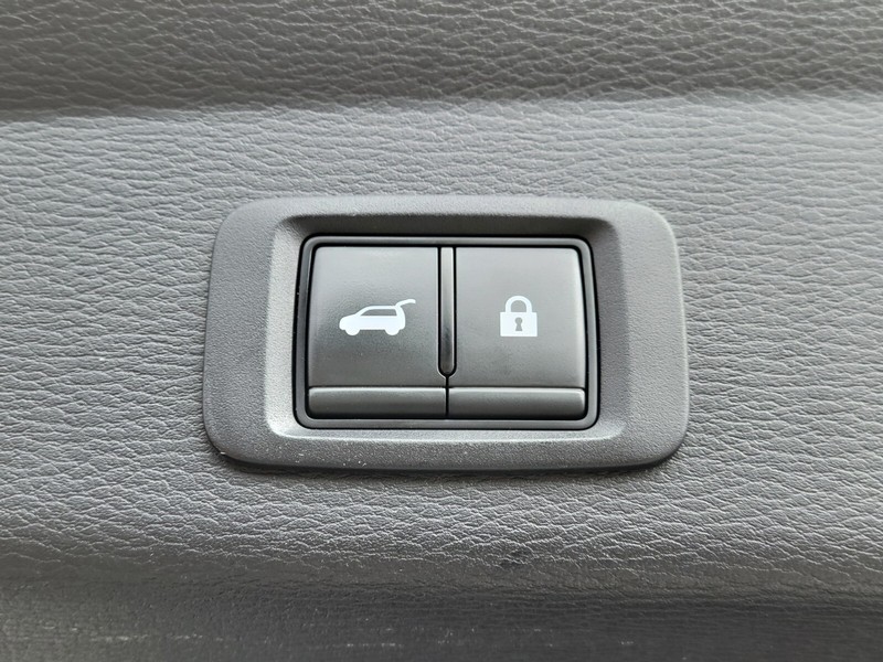 Mitsubishi Outlander PHEV Vehicle Full-screen Gallery Image 34
