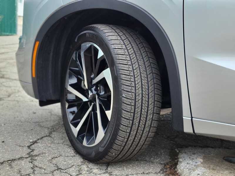 Mitsubishi Outlander PHEV Vehicle Full-screen Gallery Image 35