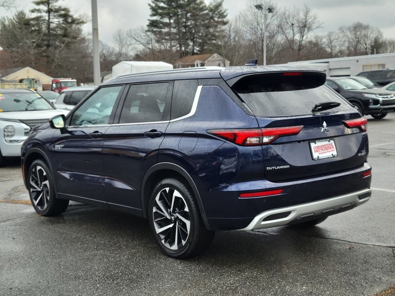 Mitsubishi Outlander PHEV Vehicle Full-screen Gallery Image 03