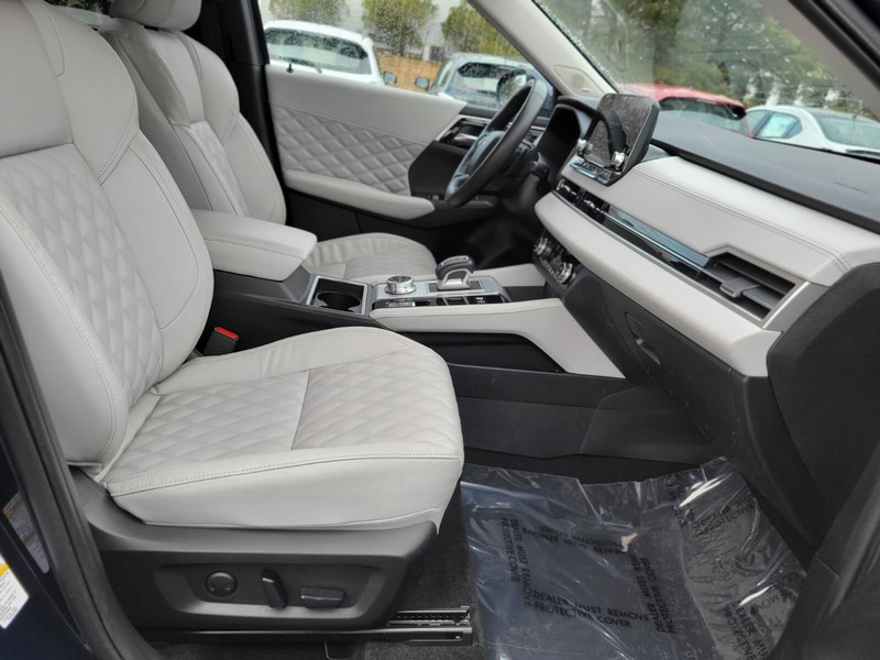 Mitsubishi Outlander PHEV Vehicle Full-screen Gallery Image 09