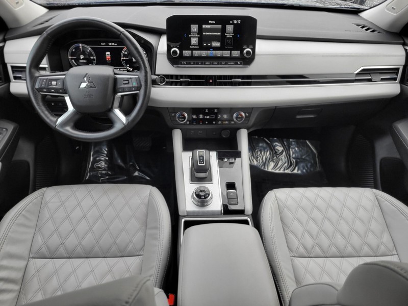 Mitsubishi Outlander PHEV Vehicle Full-screen Gallery Image 10
