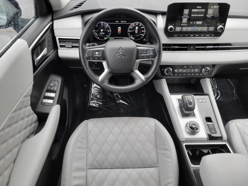 Mitsubishi Outlander PHEV Vehicle Full-screen Gallery Image 11