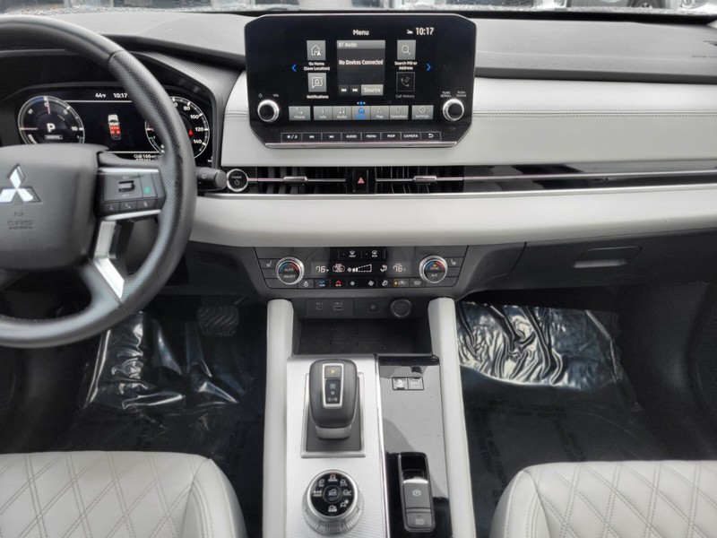 Mitsubishi Outlander PHEV Vehicle Full-screen Gallery Image 12