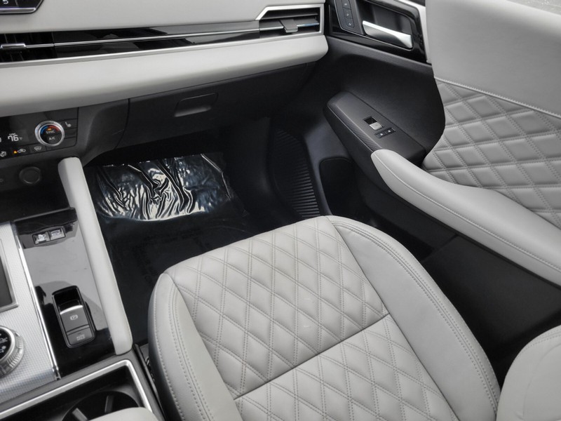 Mitsubishi Outlander PHEV Vehicle Full-screen Gallery Image 13