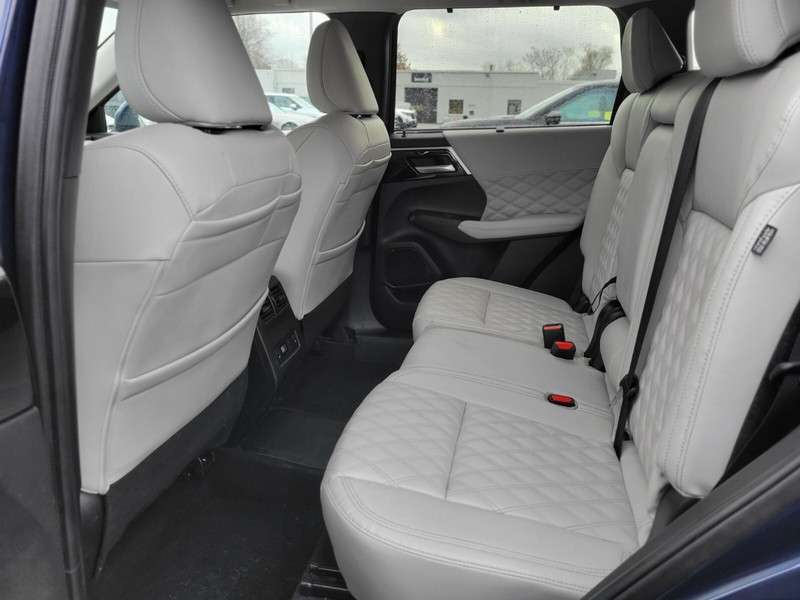 Mitsubishi Outlander PHEV Vehicle Full-screen Gallery Image 14