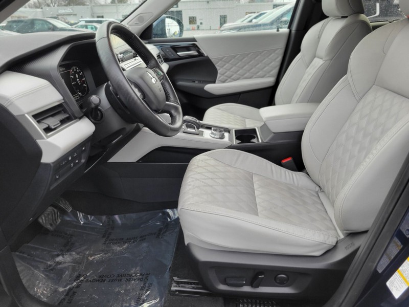 Mitsubishi Outlander PHEV Vehicle Full-screen Gallery Image 15