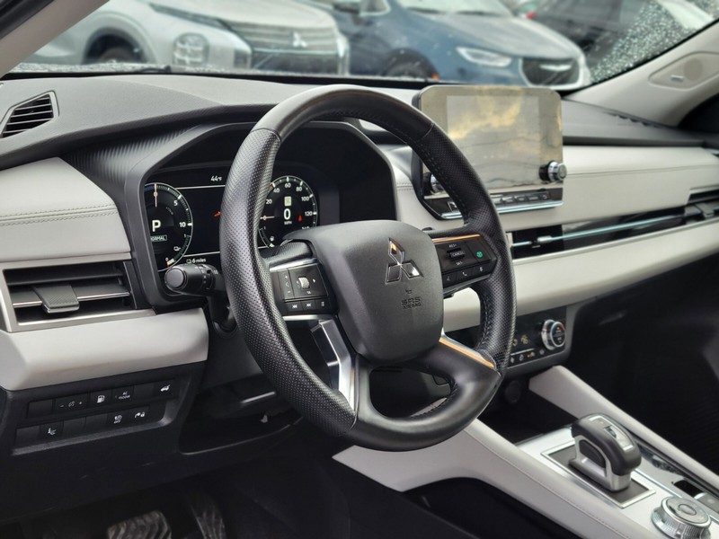 Mitsubishi Outlander PHEV Vehicle Full-screen Gallery Image 16