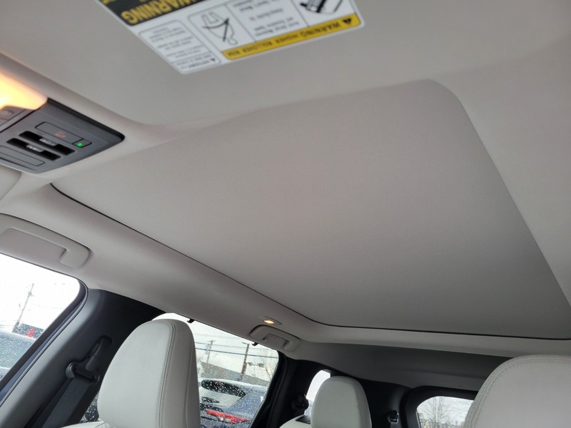 Mitsubishi Outlander PHEV Vehicle Full-screen Gallery Image 17