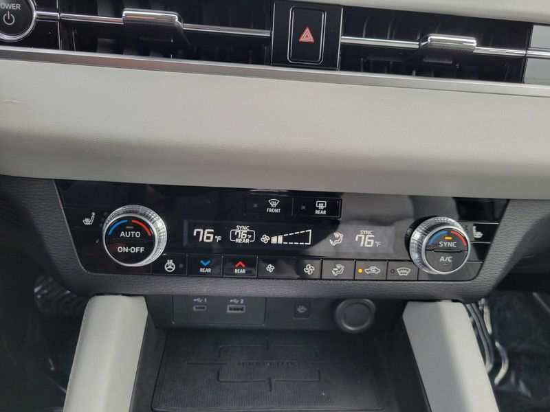 Mitsubishi Outlander PHEV Vehicle Full-screen Gallery Image 20