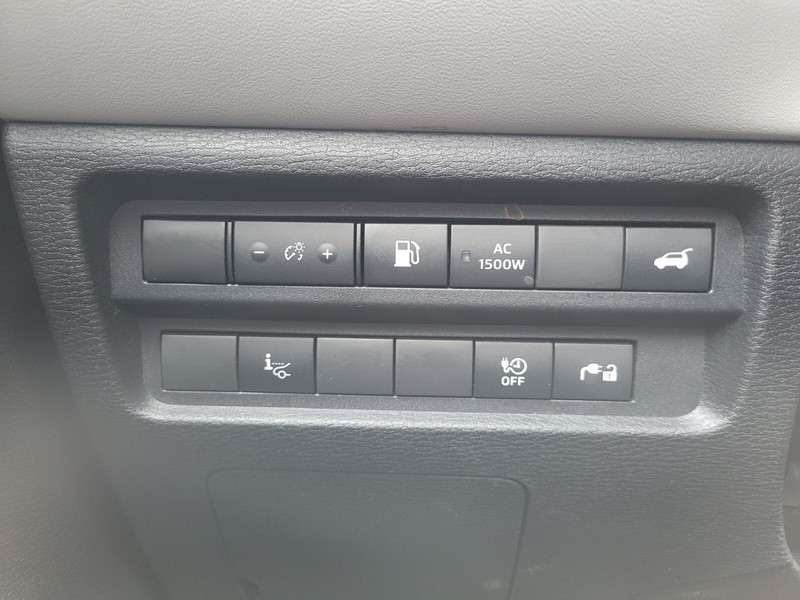 Mitsubishi Outlander PHEV Vehicle Full-screen Gallery Image 21