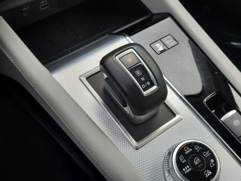 Mitsubishi Outlander PHEV Vehicle Full-screen Gallery Image 23