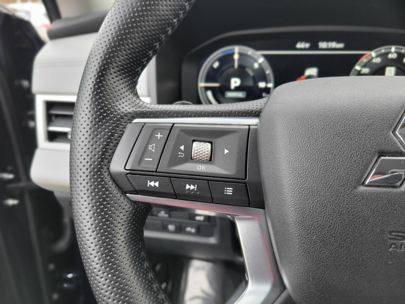 Mitsubishi Outlander PHEV Vehicle Full-screen Gallery Image 25