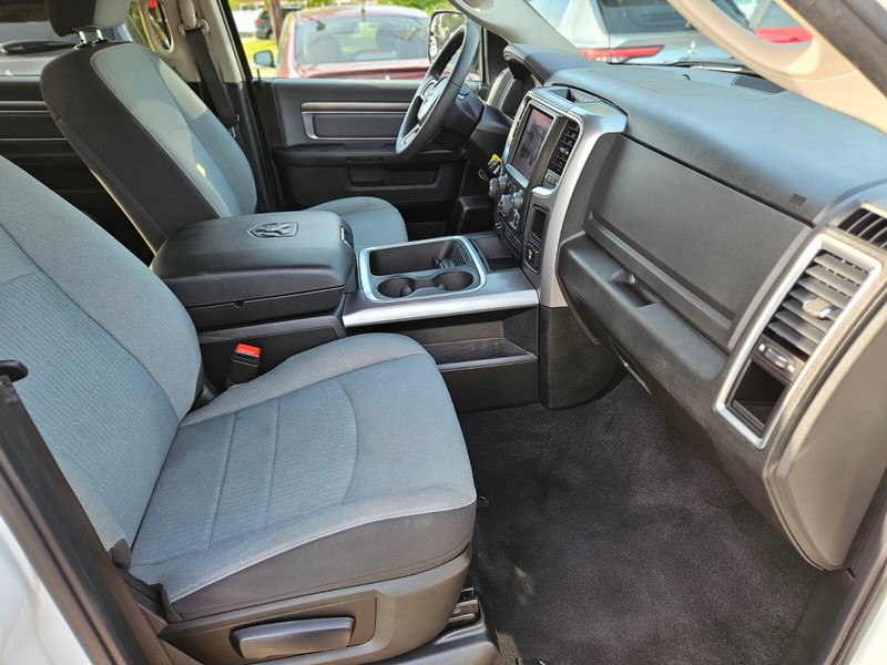 Ram 1500 Classic Vehicle Full-screen Gallery Image 11