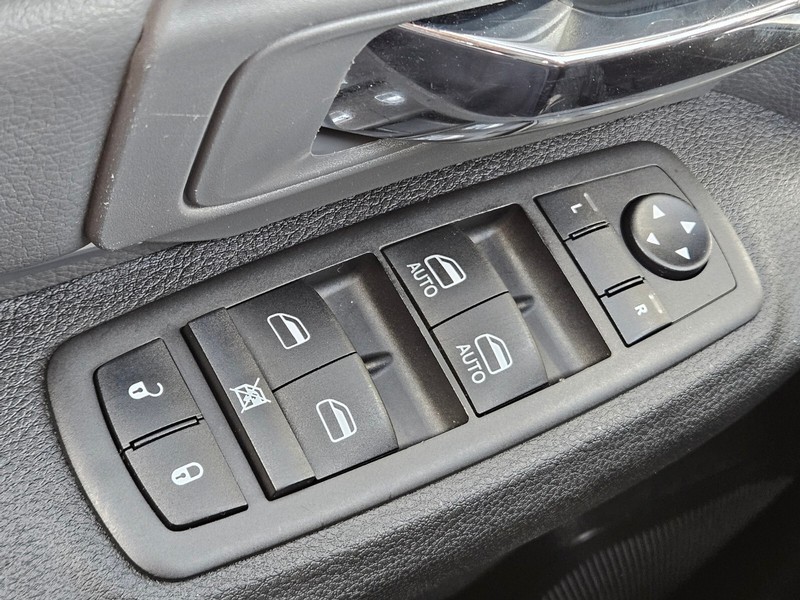 Ram 1500 Classic Vehicle Full-screen Gallery Image 17