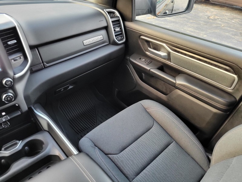 Ram 1500 Vehicle Full-screen Gallery Image 15