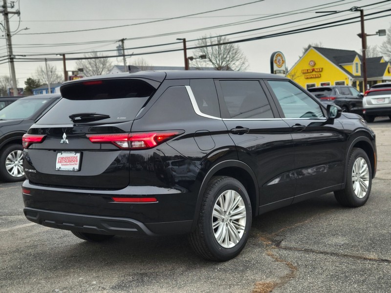 Mitsubishi Outlander Vehicle Full-screen Gallery Image 05