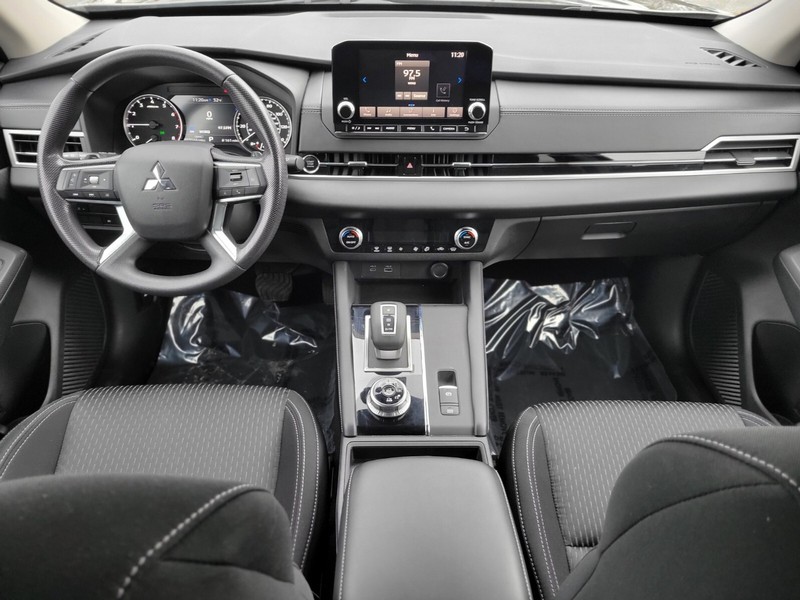 Mitsubishi Outlander Vehicle Full-screen Gallery Image 10