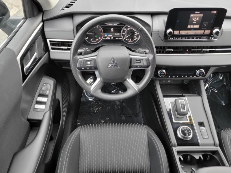 Mitsubishi Outlander Vehicle Full-screen Gallery Image 11