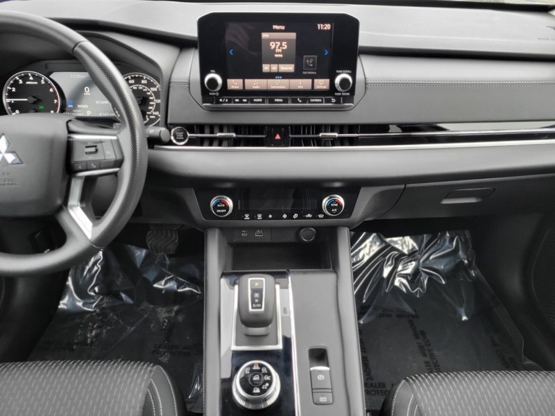 Mitsubishi Outlander Vehicle Full-screen Gallery Image 12