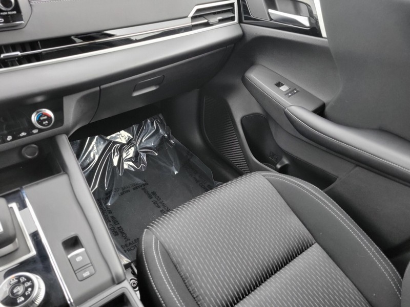 Mitsubishi Outlander Vehicle Full-screen Gallery Image 13