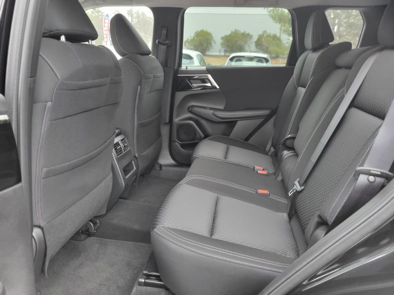 Mitsubishi Outlander Vehicle Full-screen Gallery Image 14