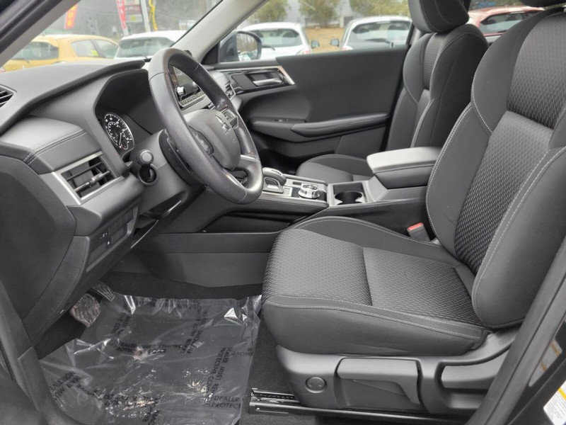 Mitsubishi Outlander Vehicle Full-screen Gallery Image 15