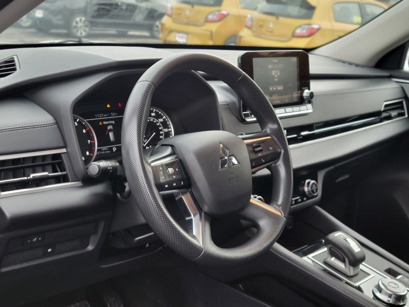 Mitsubishi Outlander Vehicle Full-screen Gallery Image 16