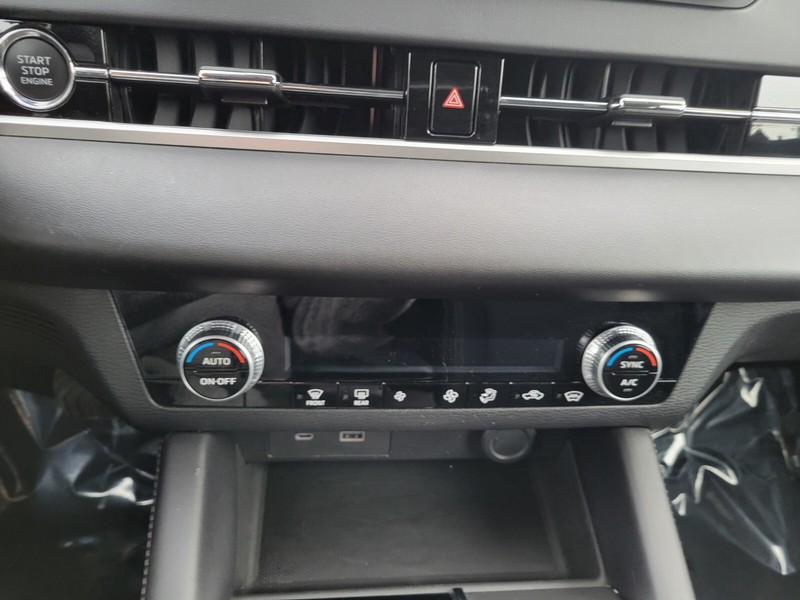 Mitsubishi Outlander Vehicle Full-screen Gallery Image 19