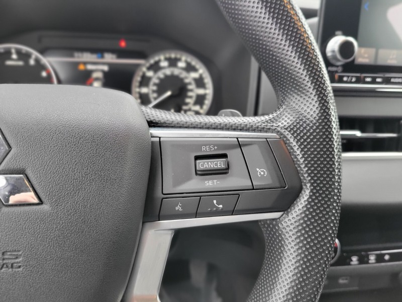 Mitsubishi Outlander Vehicle Full-screen Gallery Image 24