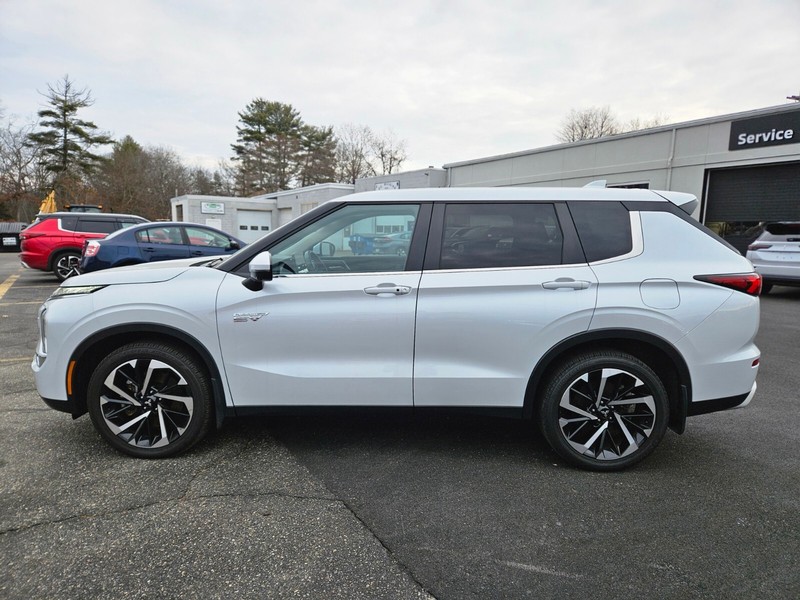 Mitsubishi Outlander PHEV Vehicle Full-screen Gallery Image 02