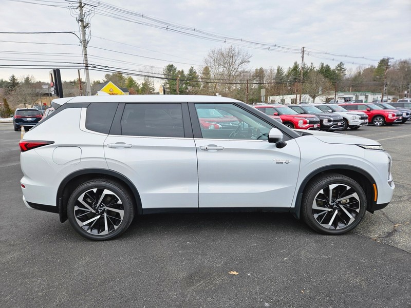 Mitsubishi Outlander PHEV Vehicle Full-screen Gallery Image 06