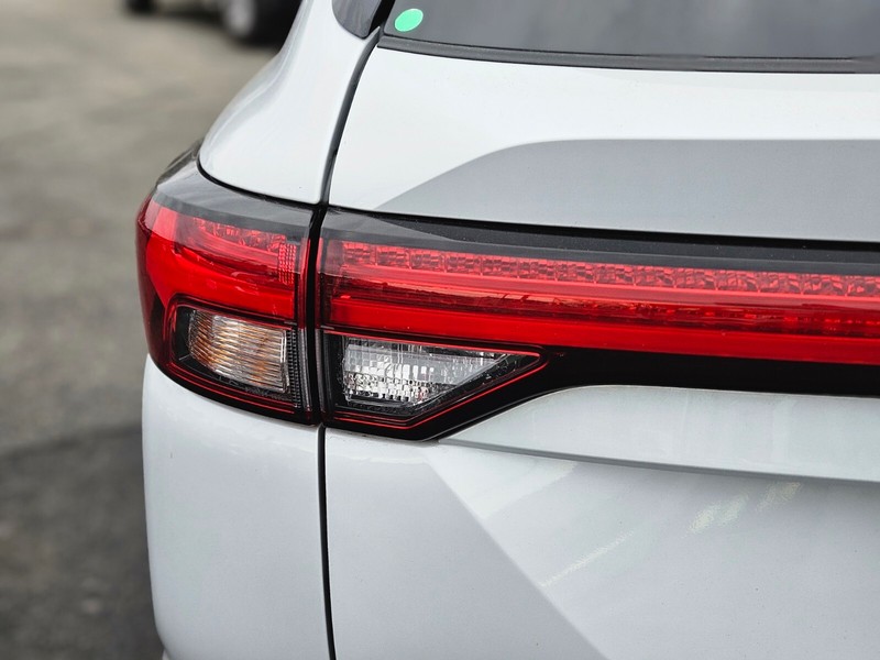 Mitsubishi Outlander PHEV Vehicle Full-screen Gallery Image 09