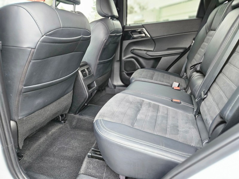 Mitsubishi Outlander PHEV Vehicle Full-screen Gallery Image 16