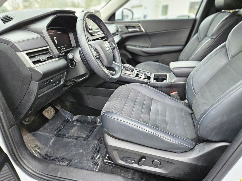 Mitsubishi Outlander PHEV Vehicle Full-screen Gallery Image 17