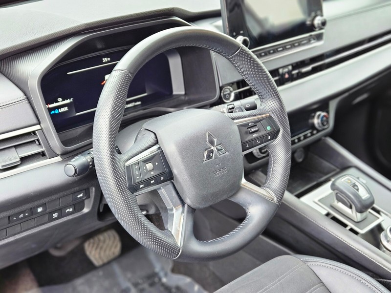 Mitsubishi Outlander PHEV Vehicle Full-screen Gallery Image 18