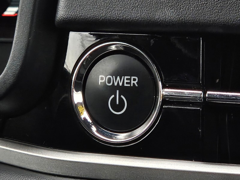 Mitsubishi Outlander PHEV Vehicle Full-screen Gallery Image 23