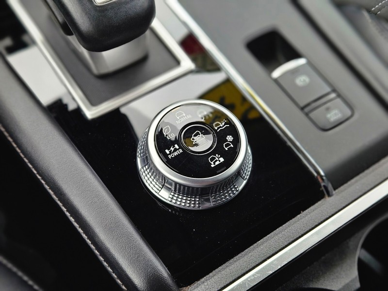 Mitsubishi Outlander PHEV Vehicle Full-screen Gallery Image 24