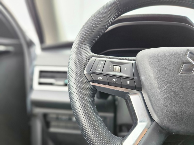 Mitsubishi Outlander PHEV Vehicle Full-screen Gallery Image 27