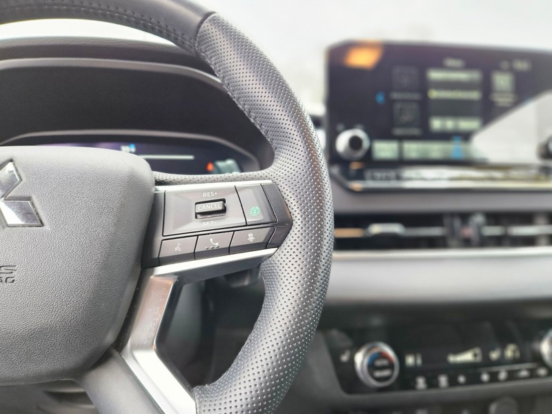 Mitsubishi Outlander PHEV Vehicle Full-screen Gallery Image 28