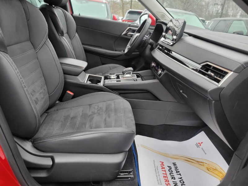 Mitsubishi Outlander PHEV Vehicle Full-screen Gallery Image 09