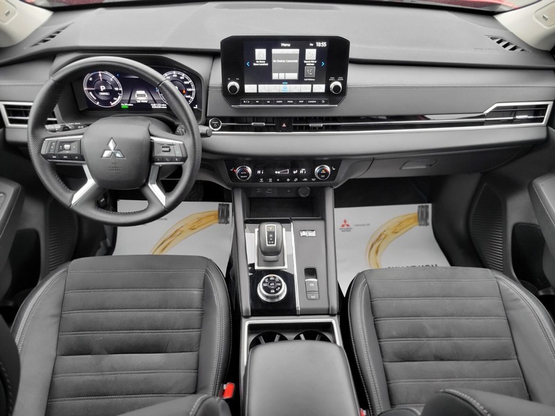 Mitsubishi Outlander PHEV Vehicle Full-screen Gallery Image 10