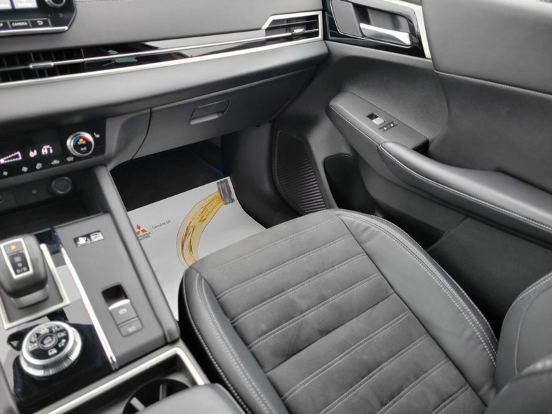 Mitsubishi Outlander PHEV Vehicle Full-screen Gallery Image 13