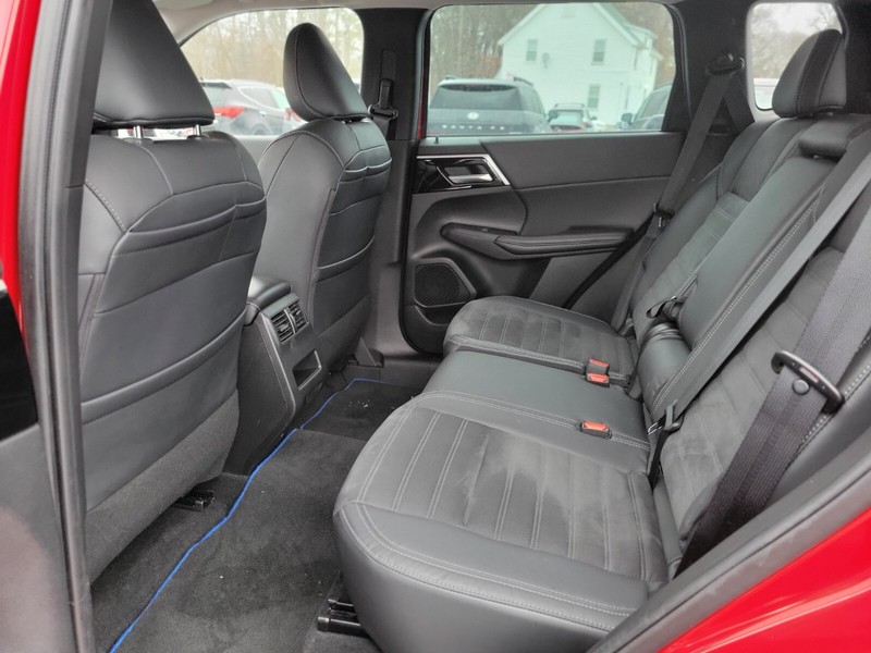 Mitsubishi Outlander PHEV Vehicle Full-screen Gallery Image 14