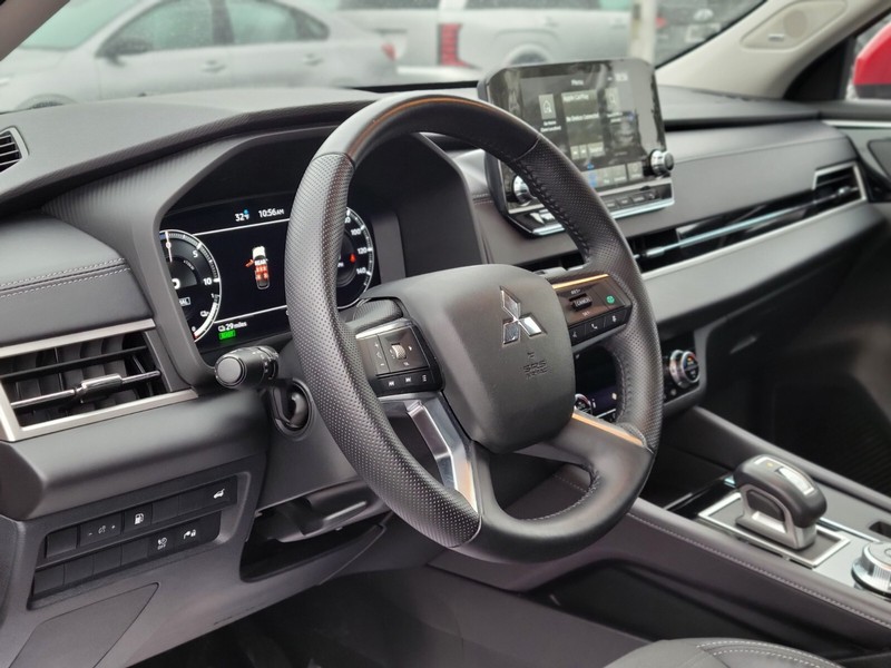 Mitsubishi Outlander PHEV Vehicle Full-screen Gallery Image 16